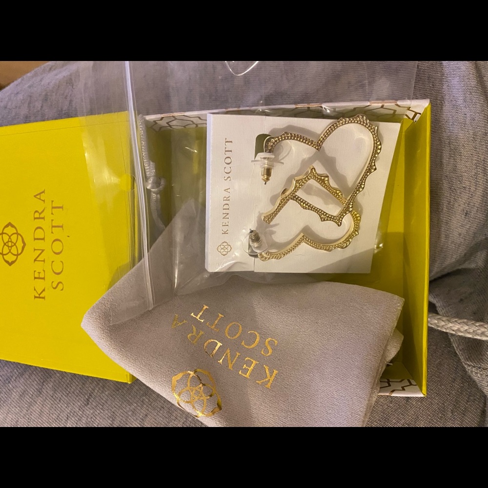 Sold 💣 NWT Kendra Scott Gold Heart Hoop Earrings
